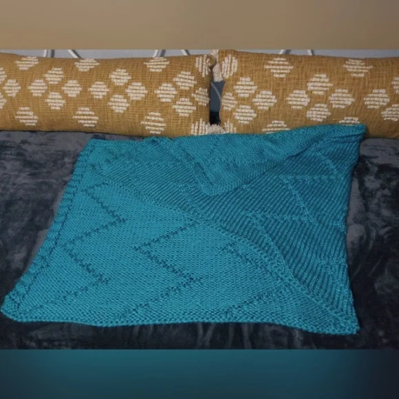 Hand Knit Thick Chevron Bed Runner in Bluebird Blue 26x64in. NEW - Picture 8 of 15